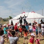 la-compagnie-cramoisie-venue-de-gironde-a-emballe-le_494343_536x330